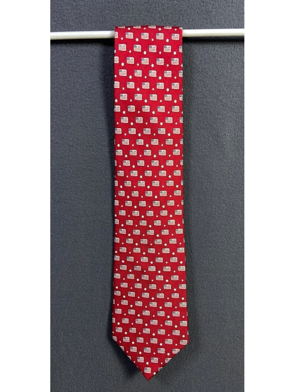 VINEYARD VINES Men's Red Tie W/American Flags & White Stars 31 in. Long Pretty